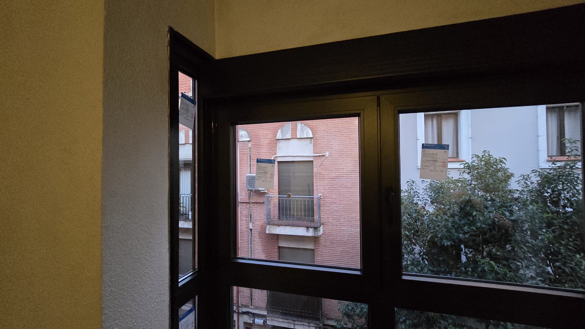 VENTANAS Y MIRADOR EN COLOR NEGRO